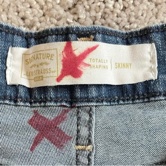 Signature by Levi Strauss Gold Totally Shaping Skinny Jeans Tag Size 28"×28" - Picture 3 of 10